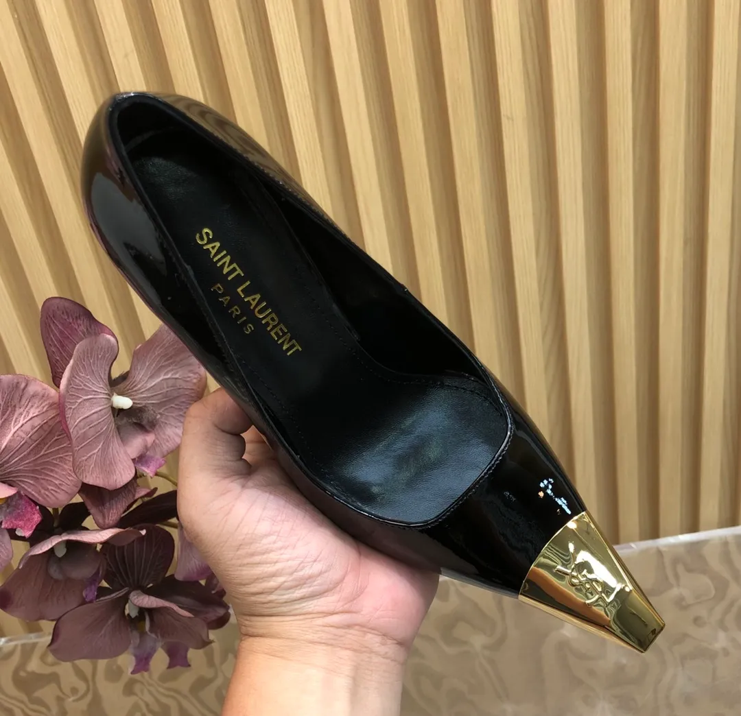 👟👟Ex-factory price 600👟👟 Top quality Saint Laurent/Yves Saint Laurent Lee metal buckle single shoes, YSL sister's beautiful high heels, and the small square toe of the same style as Saint Laurent Rose. The high heels are very good at modifying the foot shape, and the luxurious metal chain. In recent years, SLP has become more and more understanding of women in high heels. It has eliminated the embarrassing design impression of waterproof platform models. YSL's beautiful high heels. Upper: imported patent leather/cowhide. Sole: Genuine leather outsole Heel height approximately: 11cm Size 35-39 (40, 41 customized, non-returnable and non-exchangeable)